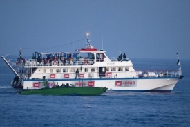 Izraelci se naloďují na jednu z šesti lodí s humanitární pomocí.