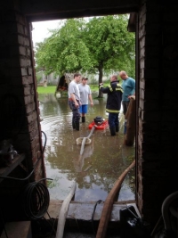 Porada u zaplaveného domu v Dolním Benešově.