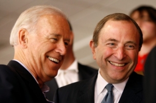 Viceprezident USA Joe Biden (vlevo) s komisařem NHL Gary Bettmanem.
