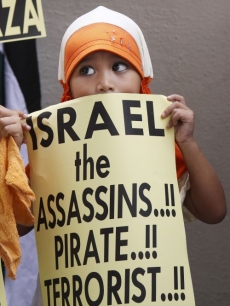 Malajská dívka protestující proti blokádě Gazy.