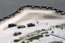 Unikající ropa devastuje americké pobřeží.