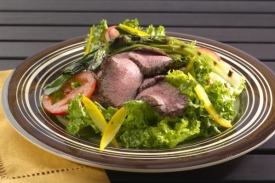 Salát se steakem má mnoho variací, hodí se především k obědu.