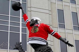 Socha Michaela Jordana s hokejovými doplňky.