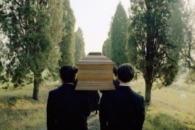 Opozdilci mohou sledovat pohřeb z domova; objednají-li si přenos.