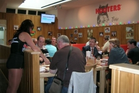 Restaurace Hooters mají více než 25letou tradici.