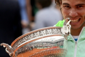 Rafael Nadal se svým pohárem.