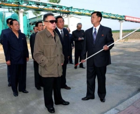 Kim Čong-il na návštěvě chemické továrny na jihu země.
