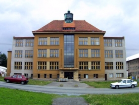 Cena nese jméno Hanuše Zápala (na snímku jeho škola v Plasech).