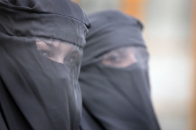 V řadě muslimských zemí si ženy musejí zahalovat tvář.