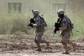 Američtí vojáci během cvičení v Iráku.