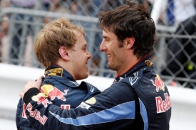 Piloti Red Bullu Mark Webber (vpravo) a Sebastian Vettel.