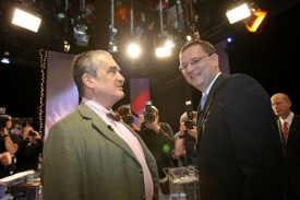 Karel Schwanzenberg s Petrem Nečasem před televizní debatou.