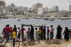 Palestinci v Gaze pozorují moře.