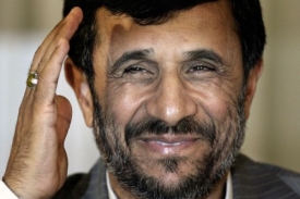 Íránský prezident Ahmadínežád sankce ostře odmítá.