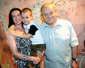 Na snímku moderátor Karel Šíp s manželkou Ivou a synem Honzou.