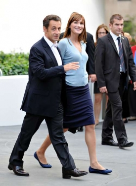 Výšky Sarkozyho a jeho manželky vyrovnávají podpatky.