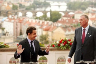 David a Goliáš. Sarkozy a Topolánek.