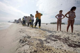 Pracovníci najatí firmou BP odstraňují následky obří katastrofy.