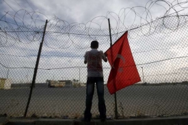 Palestinec mává bez 'spojeneckou' vlajkou Turecka v Rafahu.