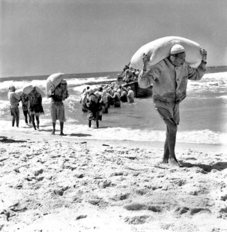 Palestinci v Gaze s humanitární pomocí roku 1957.