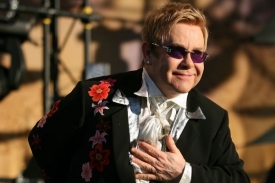 Noblesní šlechtic Sir Elton Hercules John.