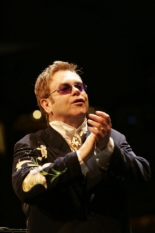 Elton John se vrací do Prahy po pěti letech.
