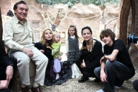 Karel Gott s rodinou pokřtil nedávno v pražské Zoo gorilí miminko.