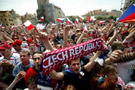 Fanoušci české hokejové reprezentace na Staroměstském náměstí.