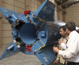 Íránský prezident Ahmadínežád a výroba íránských raket.