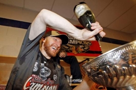 Marián Hossa v šatně se Stanley Cupem a se šampaňským.