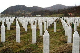 Památník masakru a hřbitov.