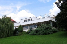 Vila byla postavena podle projektu Ludwiga Miese van der Rohe.