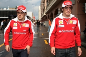 Piloti Ferrari Felipe Massa (vlevo) a Fernando Alonso.