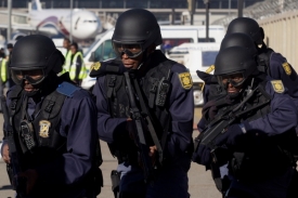 Na bezpečnost dohlížejí v Johannesburgu speciální jednotky.