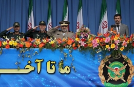 Generálové revolučních gard a Ahmadínežád při přehlídce.