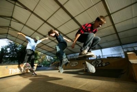 Skateboardisté míří do Žlutých lázní (ilustrační foto).