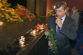 Se Smoljakem se přišel rozloučit i premiér Jan Fischer.