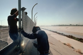 Oprava plotu na hranici Mexika a USA v El Pasu.