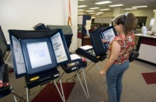 Počítače ve volební místnosti na Floridě.