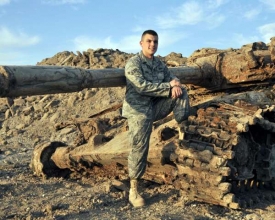 Příslušník amerického letectva u iráckého T-72.