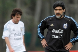 "Božské" duo Argentiny Maradona s Messim (vzadu).