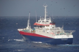Francouzská rybářská loď zachránila jachtařku, které ztroskotala.