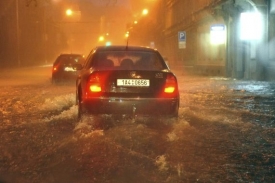 Prudká bouře zaplavila jednu z hlavních brněnských tepen, ulici Koliště.