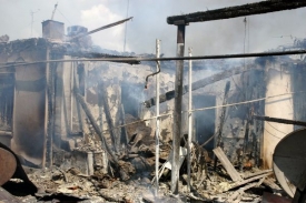 Vypálený dům uzbecké rodiny.