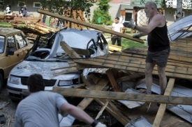 V Kojetíně se zřítila střecha na zaparkovaná auta.