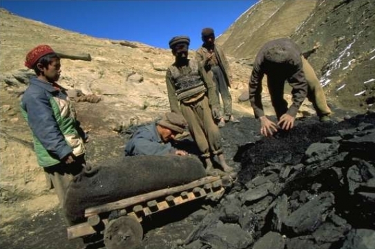 Primitivní těžba uhlí v Afghánistánu.