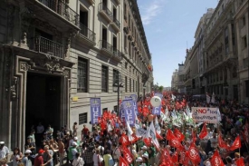 Španělští státní zaměstnanci protestují proti úsporným opatřením.