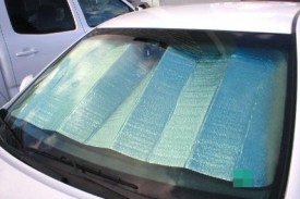 Ke snížení teploty v autě slouží i sluneční clona.