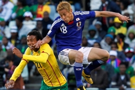 Japonec Honda (vpravo) vstřelil jediný gól zápasu s Kamerunem.