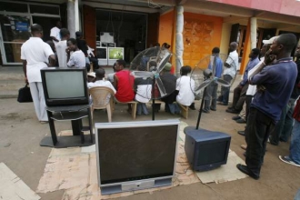 Lidé se dívají na fotbal v Ghaně. V Somálsku většinou nemožné.